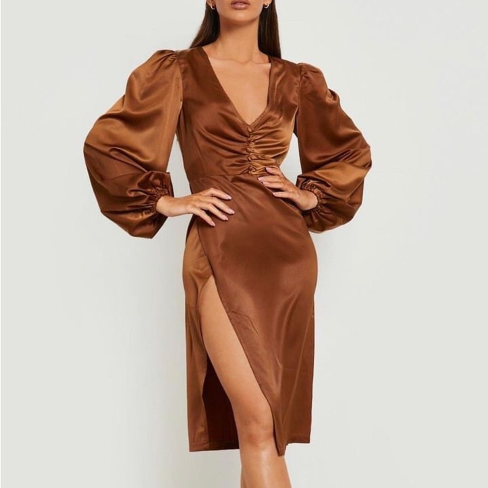 BOOHOO SATIN RUCHED MIDI DRESS - CHOCOLATE / BROWN COLOR